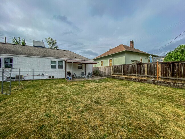 Building Photo - 2715 NE Weidler St