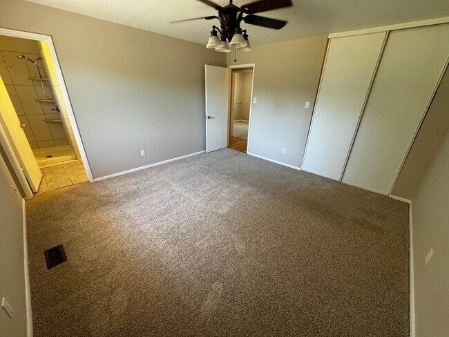 Building Photo - Spacious Aurora Home