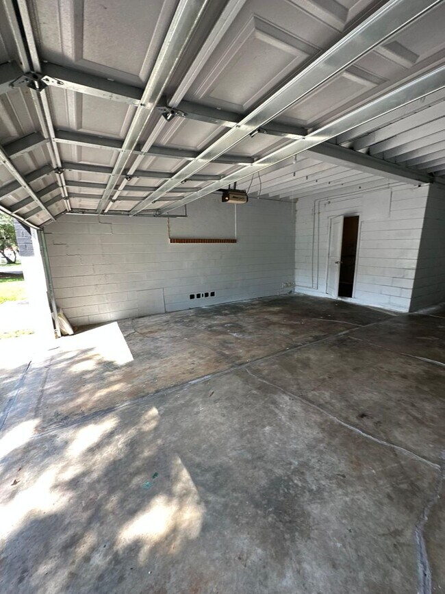 Building Photo - Renovated 3/1 Ready to Move In!