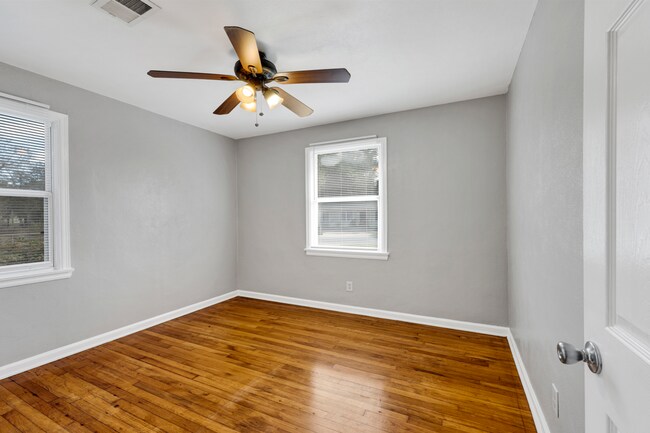 Building Photo - Cozy 3 bedroom home with large yard!