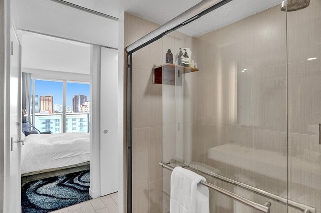 Building Photo - 3101 Bayshore Dr