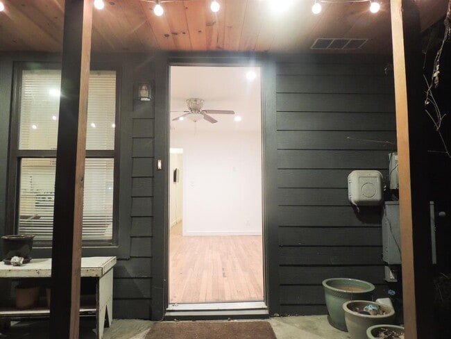 Building Photo - 1307 Deloney St