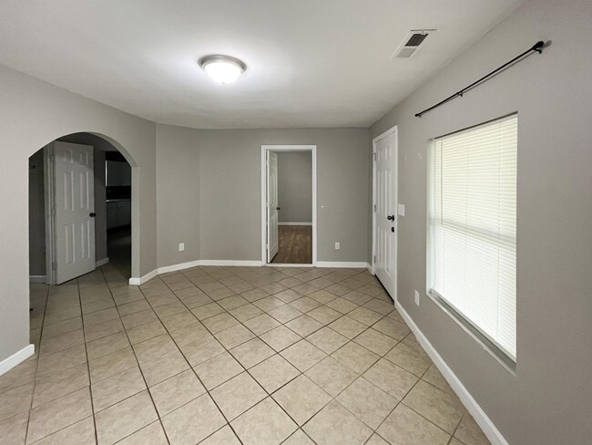 Building Photo - 316 W Chestnut Ave