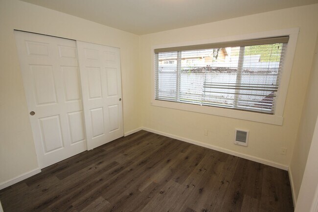 Building Photo - Ground Floor! 3BR Unit in Federal Way