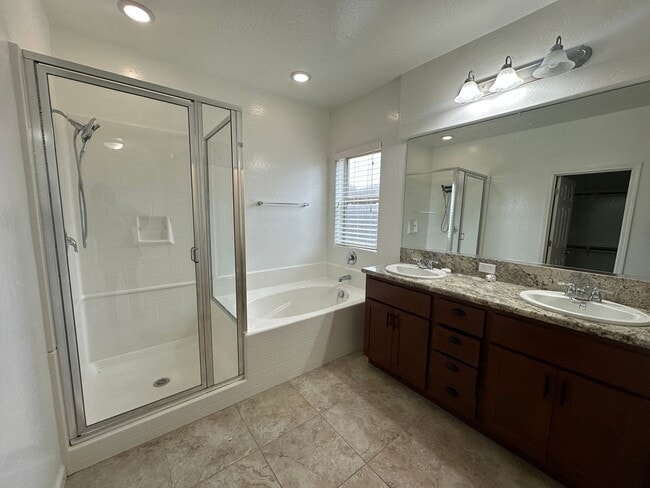 Building Photo - NW Visalia Home Coming Soon!