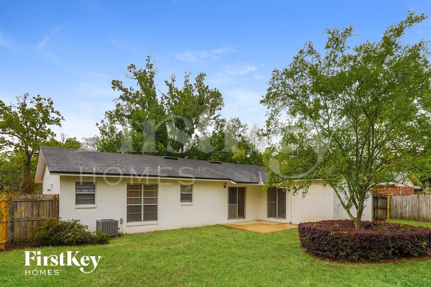 Building Photo - 2410 Oakdale Dr N