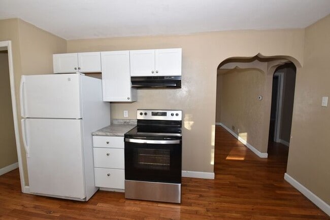 Building Photo - Mishawaka Northside 3 bedroom 1 1/2 story home with 2 bathrooms