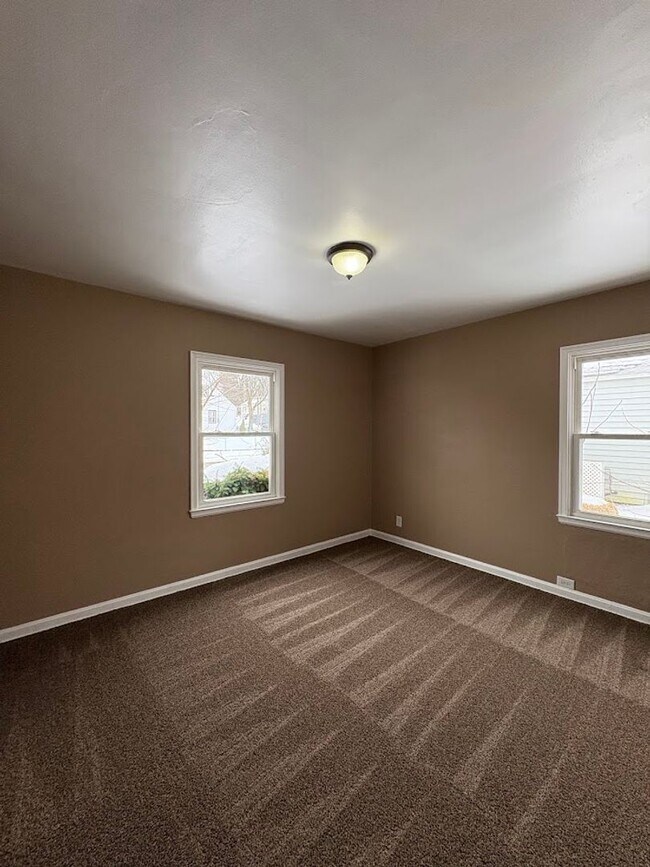 Building Photo - Three bedroom one bathroom home for rent