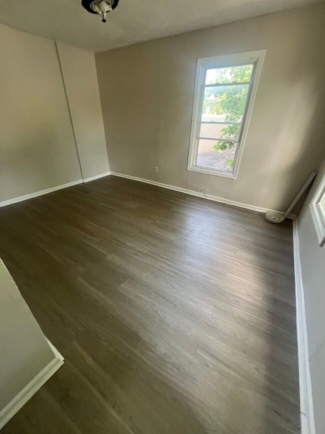 Building Photo - Spacious 4 Bedroom 2 Full Bath Home across...