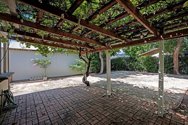 Building Photo - Move-In Ready 3BR/2BA Near UC Davis, Pets Welcome