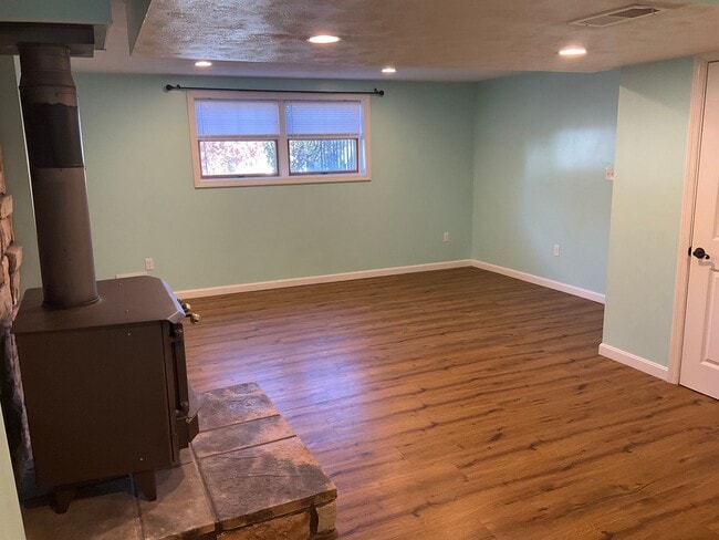 Building Photo - Spacious 3bed 3 bath Split-Level in Bethel...