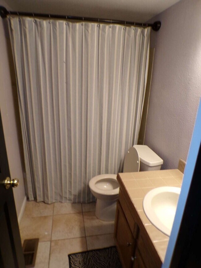 Building Photo - Wind Stream Condos - 3 Bedroom - 2 bathroo...