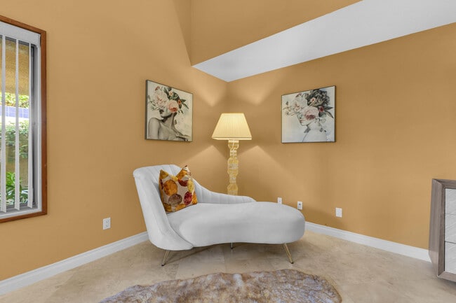 Building Photo - 216 W Kavenish Dr