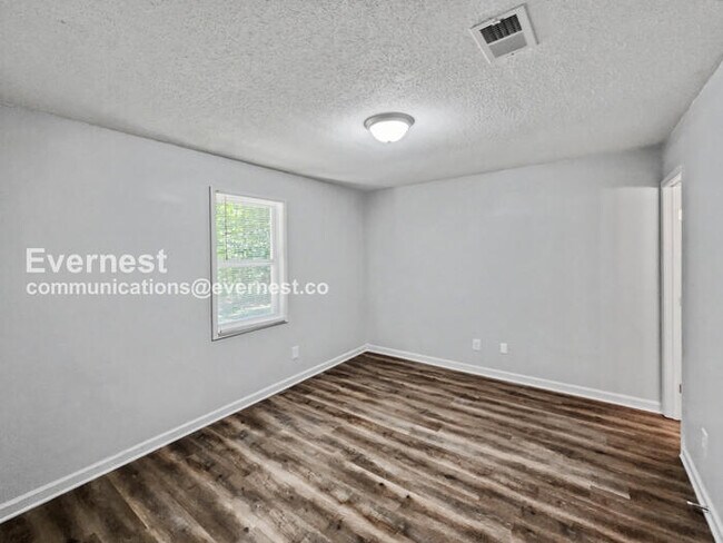 Building Photo - 3 Bed/2 Bath Home with Off-Street Parking / Pet-Friendly / Available Now!