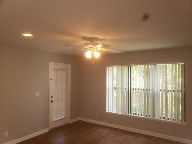 Building Photo - 1 BED 1 BATH IN THE HEART OF SUNRISE