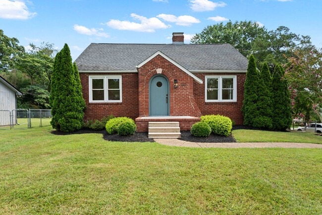 Primary Photo - Knoxville 37909 - 3 bedroom 2 bath - call ...