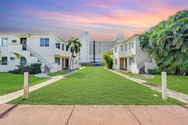 Building Photo - 1920 Biarritz Dr
