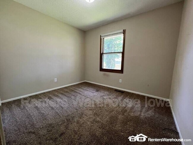 Building Photo - 910 E Railroad Ave