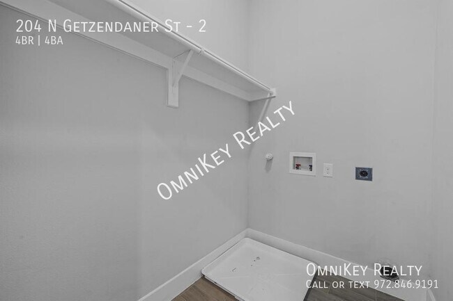 Building Photo - 204 N Getzendaner St