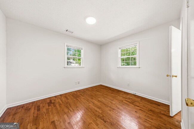 Building Photo - 3940 Hubert Dr