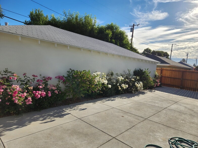 Building Photo - 12753 Oxnard St