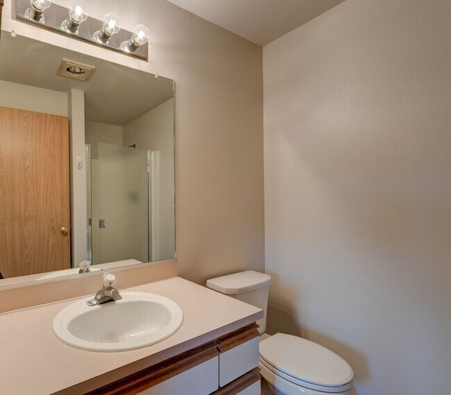 Building Photo - 2-Bedroom 1st Floor Park Place Condo - Wat...