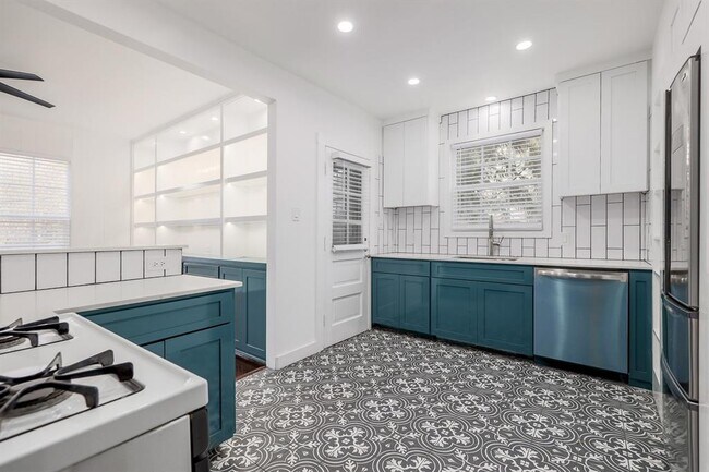 Building Photo - 804 W 31st St