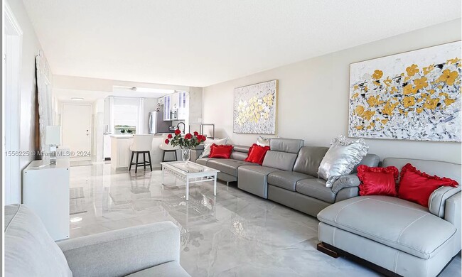 LARGE LIVINGROOM - 7001 Environ Blvd