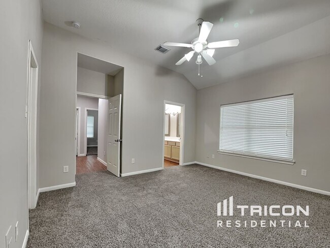 Building Photo - 810 E Clady Ct