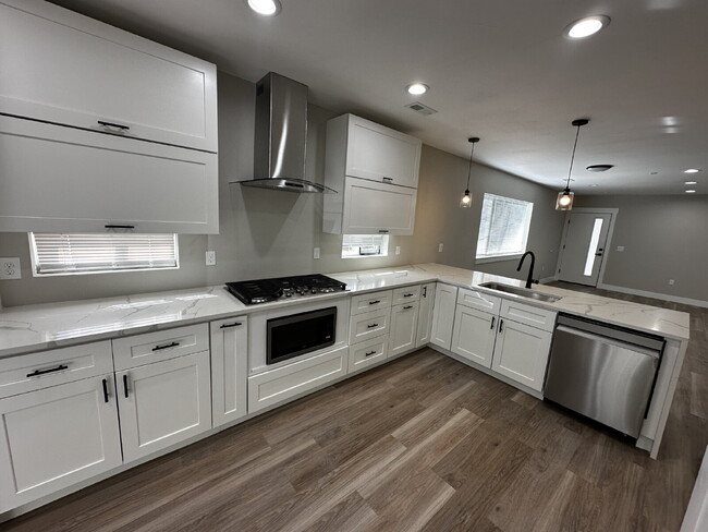 Building Photo - "Spacious & Stylish Duplex Oasis: 2 Bed, 2...