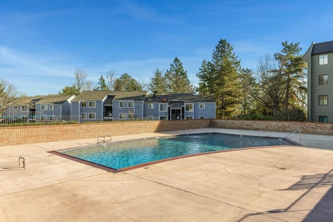 Building Photo - Cozy & sweet 1/1 condo in Lake Oswego with covered parking and storage included!