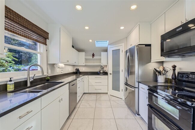 Building Photo - Introducing a spacious 4 bedroom, 2.5 bathroom house located in Bryan Heights!