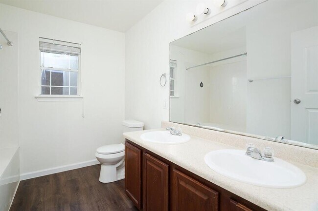 Building Photo - 140 Opal Lake Dr