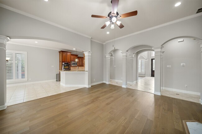 Building Photo - 390 Wedgewood Dr W