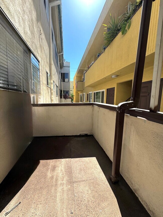 Building Photo - Fully Renovated 2-Bedroom in Prime West Ho...