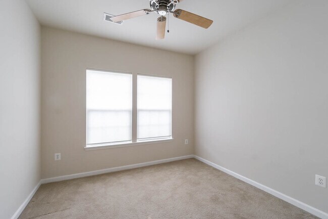 Building Photo - 2504 Hurston Ln NE
