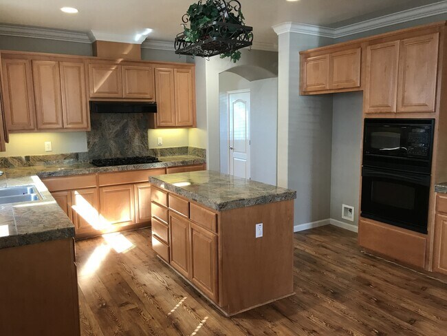 Building Photo - Beautiful Single Story, 3 Bedroom 2 Bath B...