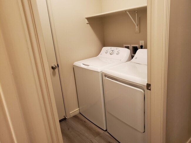 Building Photo - 1000 Bluff View Dr