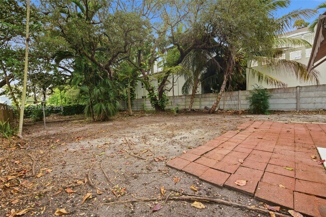 Building Photo - 3267 Franklin Ave