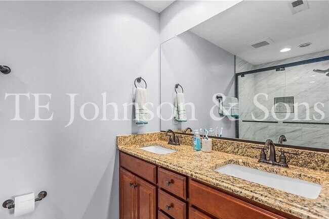 Building Photo - Beautiful 2 Bedroom Townhome with Bonus Room, Garage, and High End Finishes