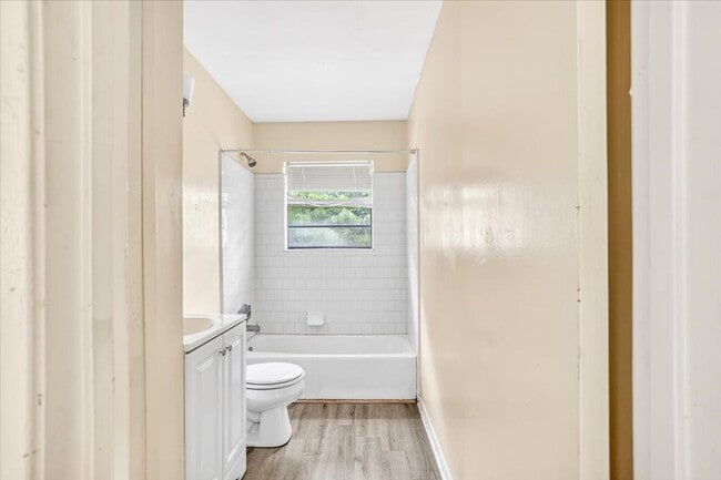 Building Photo - 2-Bedroom Apartment in Convenient Savannah Location