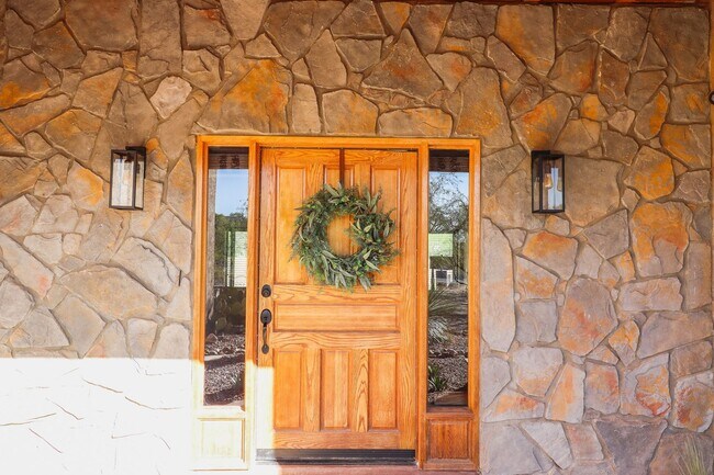 Building Photo - Contemporary Desert Beauty with Pool