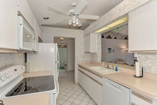 Building Photo - GEORGOUS 2 BEDROOM, 2BATHROOM, TURN KEY FU...