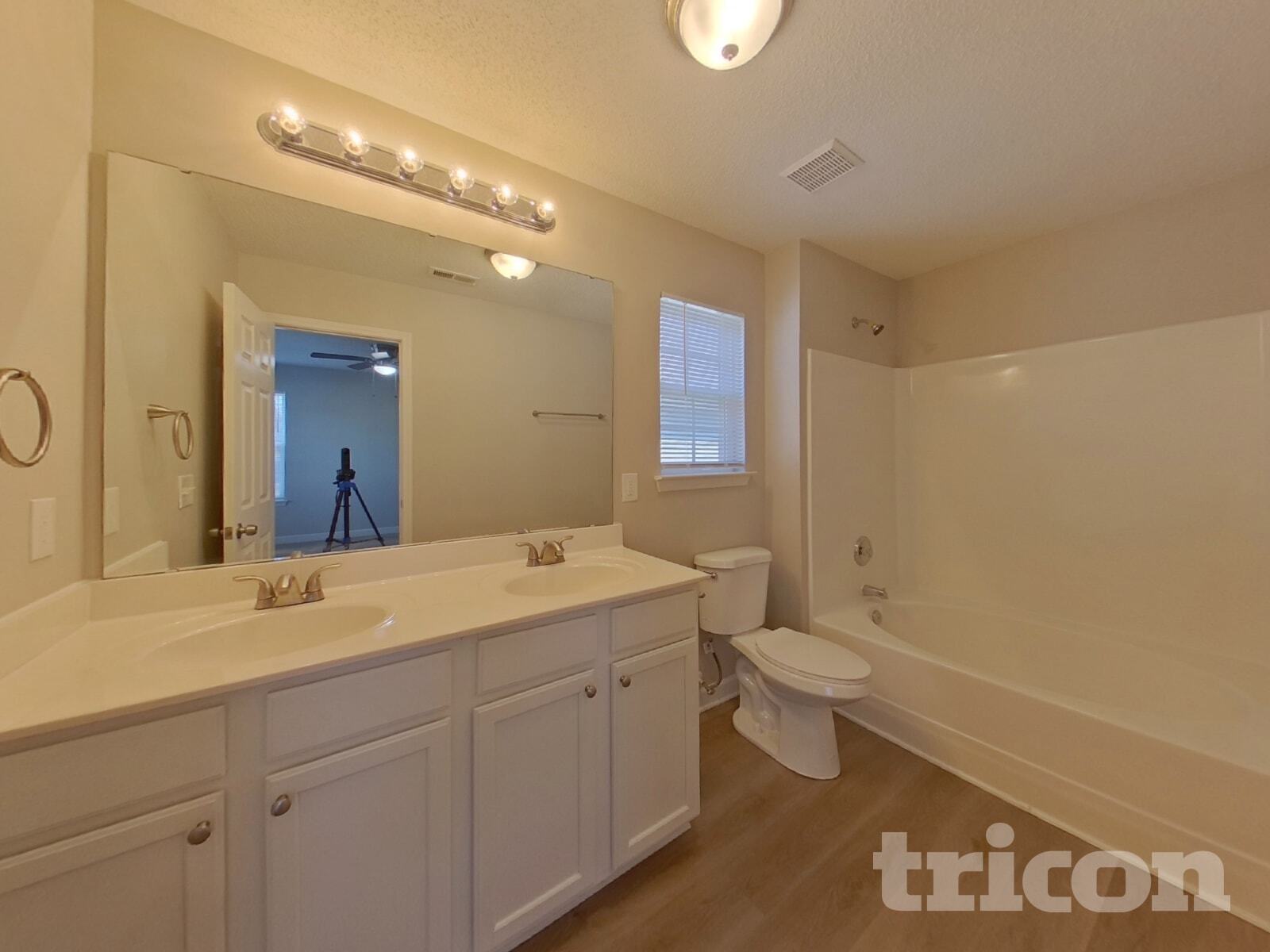 Building Photo - 9245 Simonton Dr