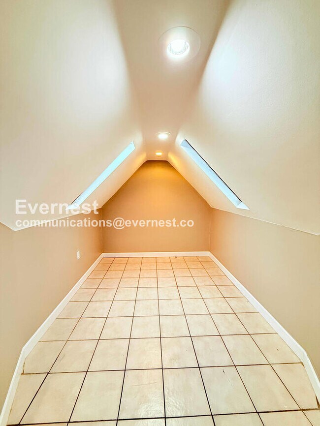 Building Photo - 15472 Lauder St