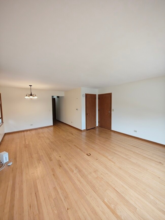 Building Photo - 6216 W Lawrence Ave