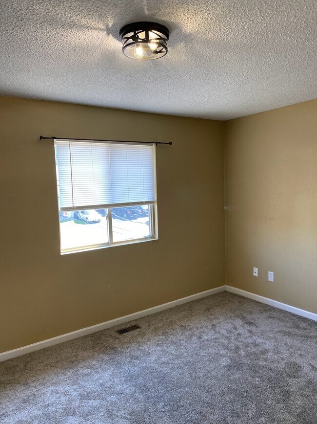 Building Photo - 1106 Fishlock Ave