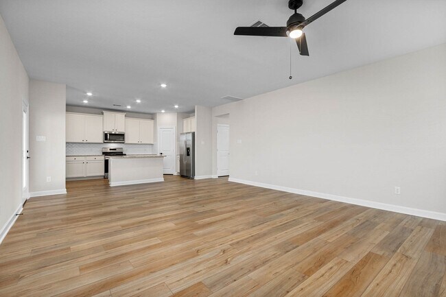 Building Photo - 1006 Whispering Winds Dr