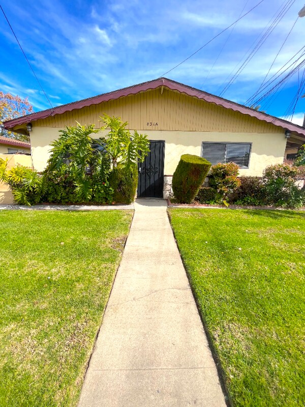 Building Photo - 831 S Oaks Ave