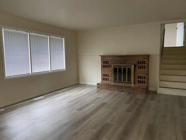 Building Photo - Now renting 3 bedroom House